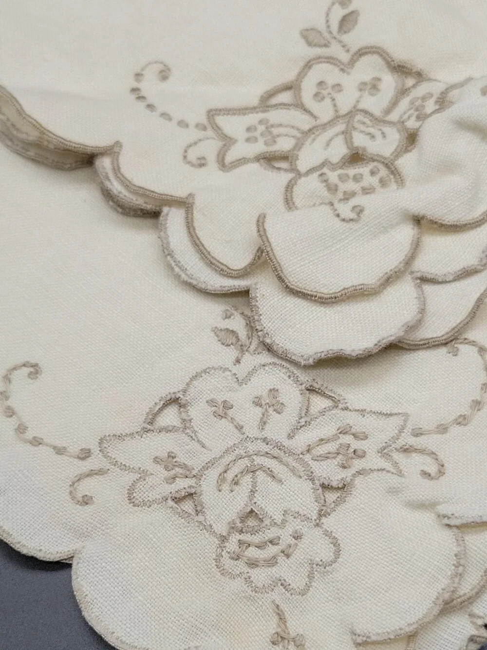 Vintage Classic Floral Embroidered Linen Square Napkins Scalloped Edge Set of 2